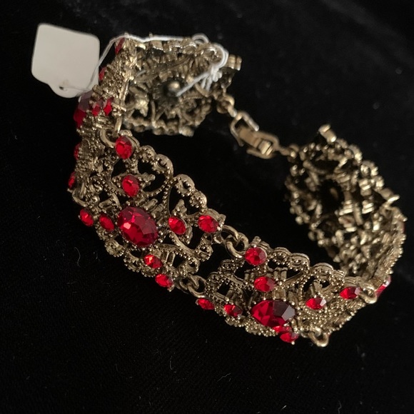 🆕🔥Laced Crystal Red Bracelet Antique Gold - Picture 1 of 4